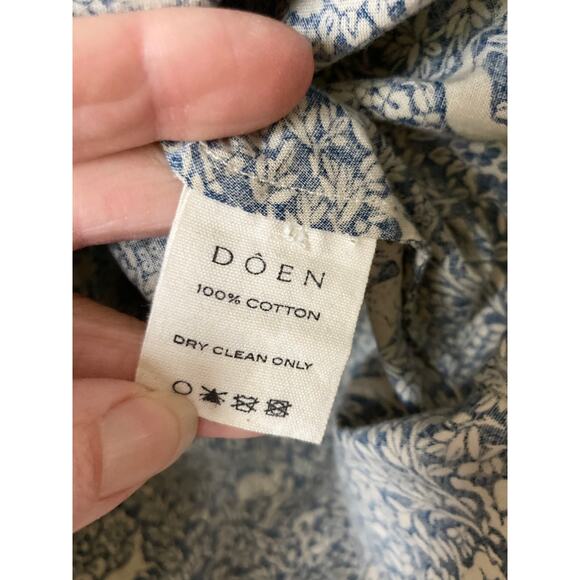 Doen Floral Blouse in Blue and White - Picture 6 of 8